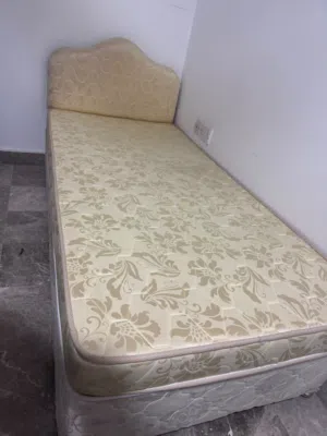سرير مع مرتبة شبه جديد