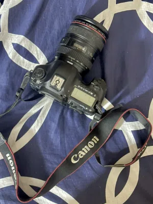 Canon 5D Mark 3 (mark III) with 2 batteries + charger
