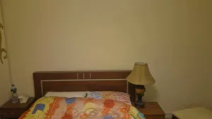 تخت مفرد ونص مستعمل مع فرشة رويال أصلية وثقيلة وتسريحة للبيع