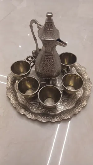 أدوات نحاس اصلي ضيوف مع أدوات مطبخ