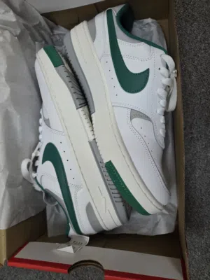 حذاء نايك اصلي جديد لم يستعمل من قبل New Nike shoes never used before