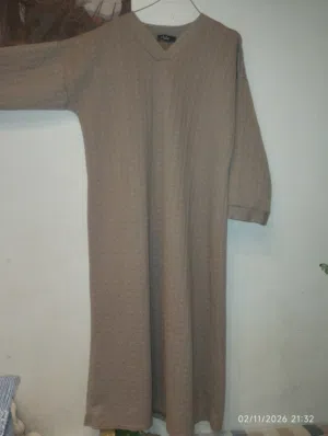 كسوة طويلة و مستورة مناسبة للششتاء مصوفة من الداخل