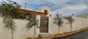 فيلا فاخرة للبيع في الزرقاء قرب كافي الوينك المساحه 800م وإطلالة رائعة