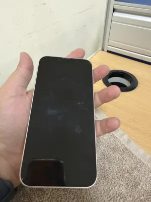 Apple iPhone 14 with 128GB Storage in Pearl White  crack glass