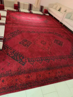 للبيع مجلس عربي كامل بحالة ممتازة – سجاد أحمر كبير + قعدات أرضية + كنب
