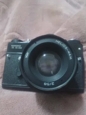 كاميرا فيلمية Zenit TTL مع العدسة الأسطورية Helios-44M (بحالة ممتازة)