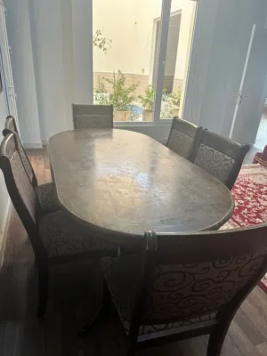 طاولة طعام خشبيه