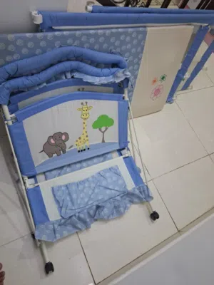 للبيع سرير اطفاال / منز