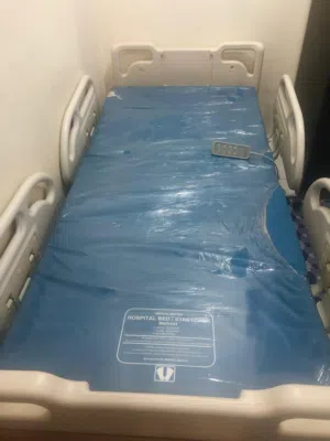 سرير مستشفى طبي مع وحده التحكم بوضعيه الجسم + مشايه شبه جديده