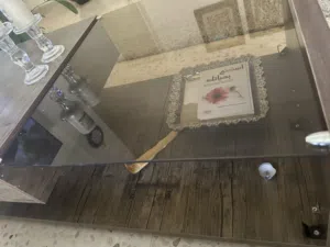 طاوله وصط  سوكرين مع خشب