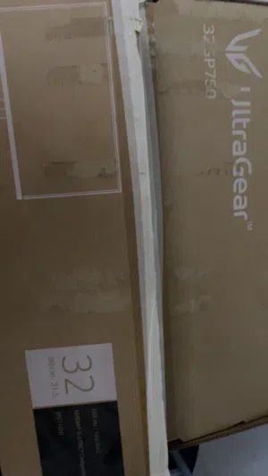 شاشه جيمنج نوعها LG بكل ملحقاتها
