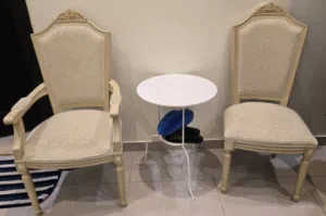 كرسيين وطاولة للبيع