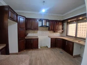 شقه فارغه ارضيه للايجار الجبيهه