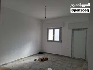 شقة للايجار تشطيب حديث فى عين زارة بالقرب من النادى الدبلوماسي