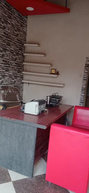 اثاث مكتبي متكامل مستخدم نظيف جدا