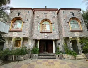 غرفة مع حمام خاص للشباب العمانيين في الخوض بالقرب من شارع نماء / الوصف مهم