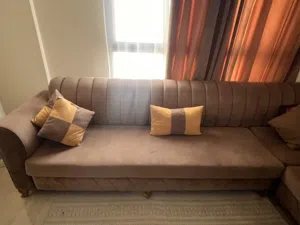 طقم جلوس مع طاولات و ستار للبيع