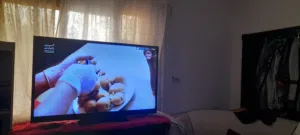 تلفزيون كبير جدا نظيف لا يشتكي من اي شيء