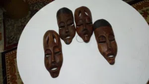 اربعه وجوه من جنوب افريقيا صناعه يدويه اثنين رجال واثنين سيدات حرفيه متناهيه خشب قيم يعبر عن الثقافه
