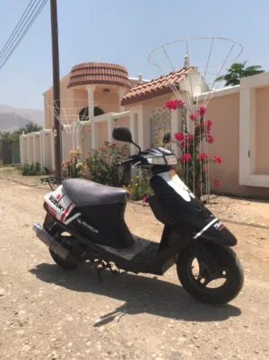 سوزوكي 100cc للبيع عليها تعديلات فول ريس