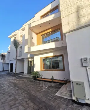 2فللا سكنية رائعه في طريق الشوك دورين خليجي وشقة نظام مفصول روعه في التشطيب