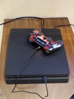 PS4 slime نضيف جدا مع جهازين وألعاب الموجوده فالصور وتوصيل والدفع عند الاستلام