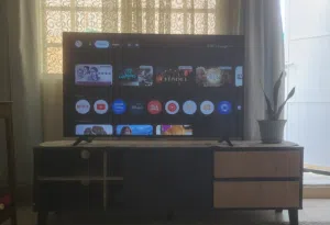 شاشة TCL LED 50 بوصة مع طاولة عصرية للبيع المستعجل