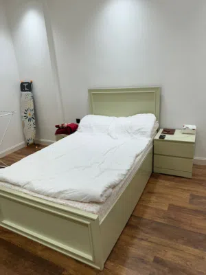 غرفة نوم خشب حالتها ممتازة جديدة