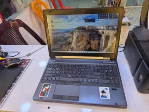 لابتوب HP من فئة الـ Workstation القوية والمعروفة بتحمل العمل الشاق والتصميم. الجهاز بمواصفات ممتازة