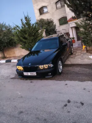 للبيع BMW لون اسود 520i فئة خامسة مواصفات مميزة رقم رباعي مميز لموديل 1999 ( E39)