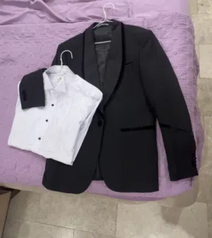 بدلة توكسيدو رجاليه بالليبل نظيفه جدا ماركة bash الي بمنصور ستره وقميص ابيض