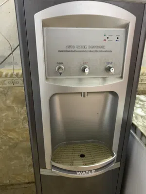 براد ماء مزود بجهاز تقطير بمجرد توصيله بصوندة ماء خرج سيقوم باعطائك ماء نقي حار - بارد - دافئ