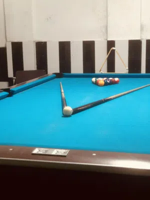 طاوله امريكيه . طقم طابات اصلي بلجيكي . طقم عصي . مستعملة . . نظيفة جدا . بحالة ممتازة .