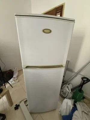 ثلاجة نوع Sharp بحالة جيدة