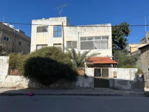 للبيع منزل مستقل على أرض بمساحة دونم كامل في حي المطلع اربد