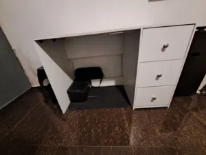 للبيع مكتب أبيض عملي وأنيق،