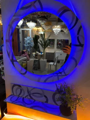 مرآة دائرية عصرية مع رف وضوء LED  مرآة بقطر 60 سم بتصميم أنيق ولمسة فخامة