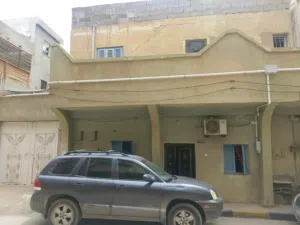 حوش ارضي يتكون من دورين موقع المنزل وراء كازوز 84 لكماليات السيارات
