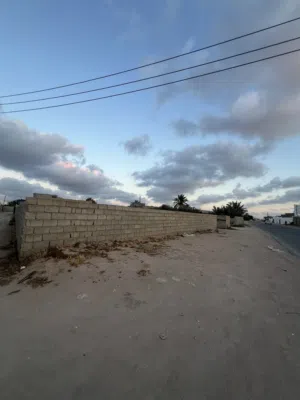 فرصة ماتتعوضش مساحة كبيرة ومكان ممتاز و ع طريق طووول