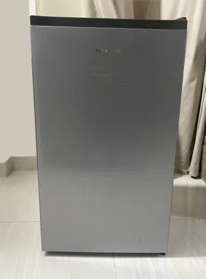 ثلاجة هيسنس صغيرة لون فضي