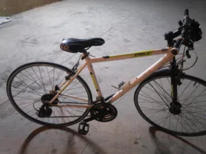 سيكل سباق ممتاز فقط يحتاج تبديل الاطارات وكل شي تحت السليم