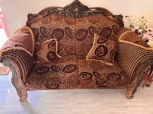 طقم كنب 9 مقاعد بحالة جيدة جدا مع طاولة وسط لون ابيض خشب ثقيله
