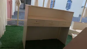 طاولت و علاقات ل الملابس