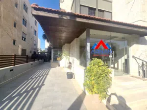 عبدون شقة ارضيه مفروشة بالكامل 3 نوم مع حديقة كبيرة و كراج خاص