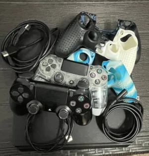 بلايستيشن sony 4 slim مع ايدتين و 3 كفرات و 3 ألعاب و جميع الملحقات الأصلية استعمال خفيف