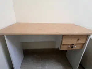 مكتب مستعمل للبيع
