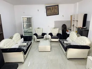 طقم كنب مع طاولة وسط وبترينا وطاولة سفرة ومزنون