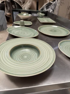 صحون وكاسات وملاعق