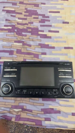 Original Nissan Car Radio CD Player AUX FM/AM – Good Condition it has a little scratch on the top