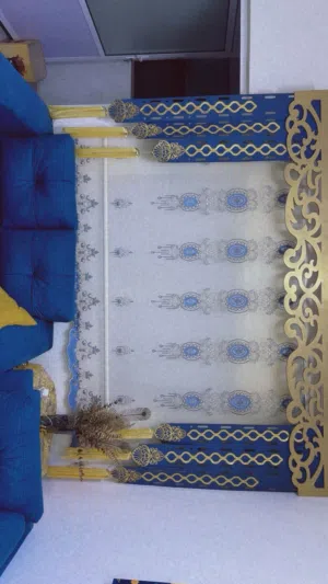 طقم كنب كورنر مكون من تسع مقاعد مع برداي وطاولة وسط وطاولة سفره ب 300دينار